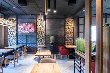 Minsk, Beyaz Rusya - 29 Mayıs 2019: Sabah güneş ışığında modern bir şehir restoranının içi