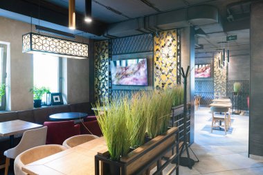 Minsk, Beyaz Rusya - 26 Nisan 2019: modern restoranın iç çekimi