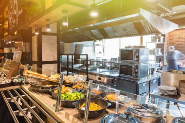 Minsk, Beyaz Rusya - 29 Mayıs 2019: restoranın self servis bölgesinde yemek ile show-windows yakın çekim