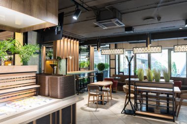 Minsk, Beyaz Rusya - 29 Mayıs 2019: Sabah güneş ışığında modern bir şehir restoranının içi