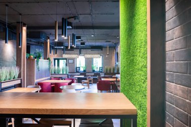 Minsk, Beyaz Rusya - 29 Mayıs 2019: Sabah güneş ışığında modern bir şehir restoranının içi