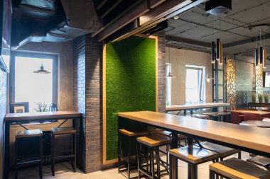 Minsk, Beyaz Rusya - 29 Mayıs 2019: Sabah güneş ışığında modern bir şehir restoranının içi