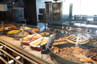 Minsk, Beyaz Rusya - 29 Mayıs 2019: restoranın self servis bölgesinde yemek ile show-windows yakın çekim