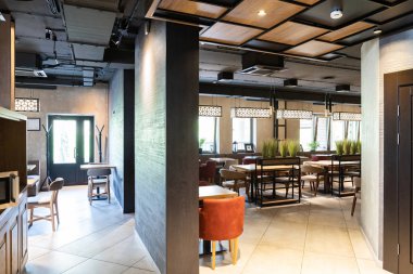 Minsk, Beyaz Rusya - 29 Mayıs 2019: Sabah güneş ışığında modern bir şehir restoranının içi