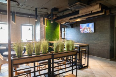 Minsk, Beyaz Rusya - 26 Nisan 2019: şık restoranın iç çekimi