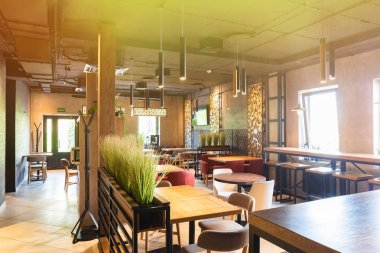 Minsk, Beyaz Rusya - 29 Mayıs 2019: Sabah güneş ışığında modern bir şehir restoranının içi