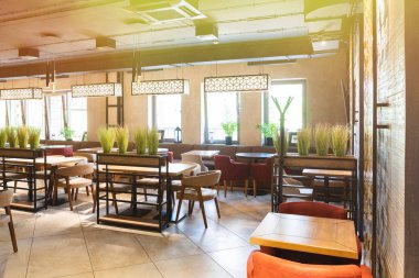 Minsk, Beyaz Rusya - 29 Mayıs 2019: Sabah güneş ışığında modern bir şehir restoranının içi