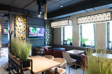 Minsk, Beyaz Rusya - 26 Nisan 2019: modern restoranın iç çekimi