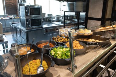 Minsk, Beyaz Rusya - 29 Mayıs 2019: restoranın self servis bölgesinde yemek ile show-windows yakın çekim