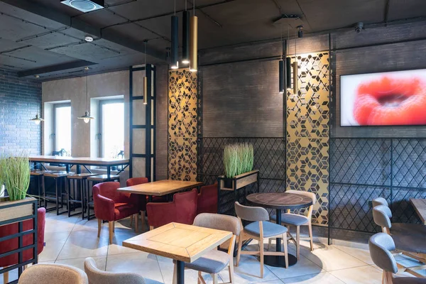 Minsk, Beyaz Rusya - 29 Mayıs 2019: Sabah güneş ışığında modern bir şehir restoranının içi