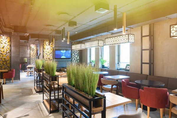 Minsk, Beyaz Rusya - 26 Nisan 2019: şık restoranın iç çekimi