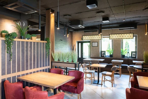 Minsk, Beyaz Rusya - 26 Nisan 2019: şık restoranın iç çekimi