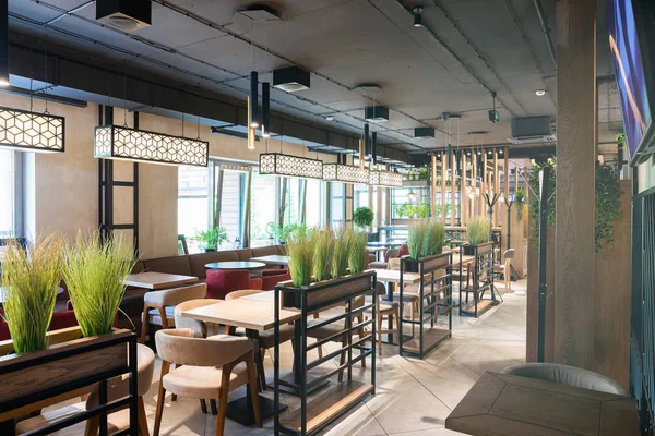 Minsk, Beyaz Rusya - 26 Nisan 2019: şık restoranın iç çekimi