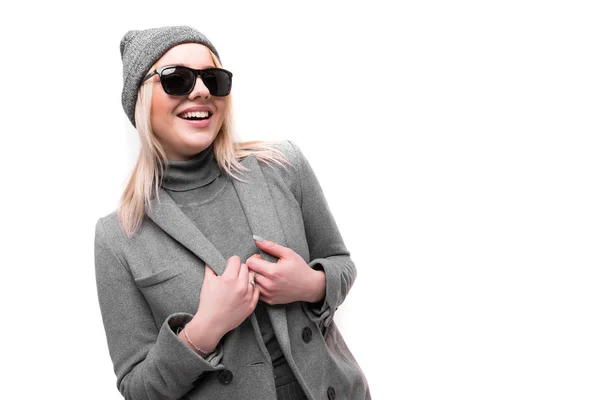 Retrato de menina em roupa casual isolado no fundo — Fotografia de Stock