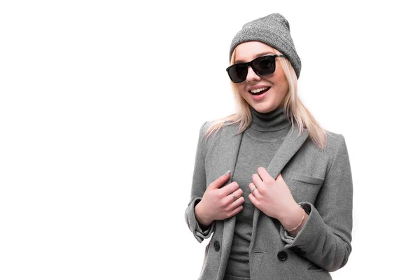 Retrato de menina em roupa casual isolado no fundo — Fotografia de Stock