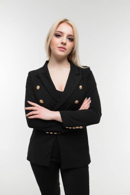 arka planda siyah kostümlü büyüleyici sarışın kız