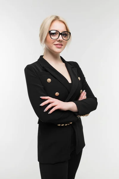 Porträt der charmanten Blondine im schwarzen Kostüm posiert mit Brille auf dem Hintergrund — Stockfoto