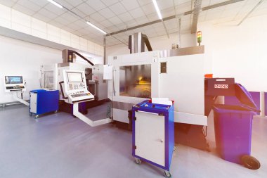 metal detayları yapan fabrikada vida kesme makinesi yakın çekim