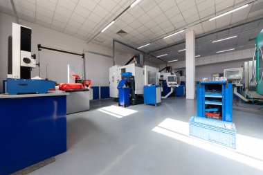 metal detayları yapan fabrikada vida kesme makinesi yakın çekim