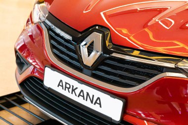 Minsk, Beyaz Rusya - Jule 14, 2019: Yeni araba Renault Arkana fuar standında alışveriş merkezi