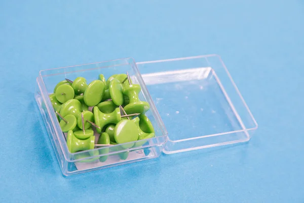 녹색 푸시핀의 투명한 상자 — 스톡 사진