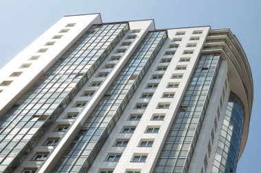 Gökyüzü arka planda modern bej döşenmiş apartman cephesi zemin görünümü