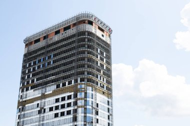Cam pencere cephe, gökyüzü arka plan ile daire bitmemiş modern binanın zemin görünümü. dış tasarım