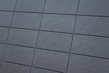 Bina cephesinde koyu gri karo duvar, dış tasarım seçeneği
