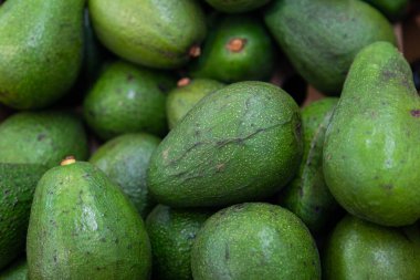 Olgun lezzetli avokado arka plan üst görünümü. Sağlıklı yağlar açısından zengin bir tohum berry