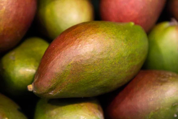 Frutas tropicales dulces, jugosos mangos en el primer plano del mercado de agricultores . —  Fotos de Stock