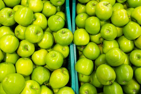 Manzana verde brillante en los agricultores comercializan bandejas de plástico. Puede ser utilizado para la agricultura visión general, inspiración propósito fondo abstracto . —  Fotos de Stock