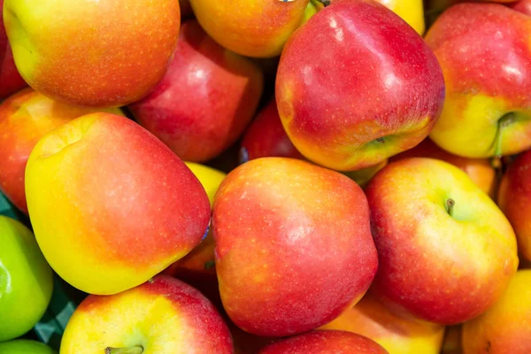 Pila de manzana colorida de cerca, opción de bocadillos saludables, fondo de fruta —  Fotos de Stock