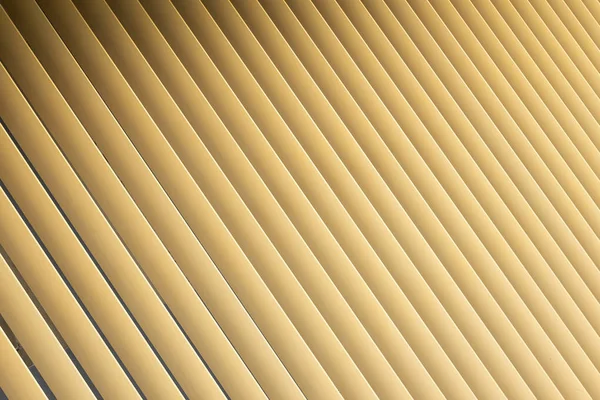 Vista de ângulo de listras 3d bege ou dourado. persianas do Louvre como padrão . — Fotografia de Stock