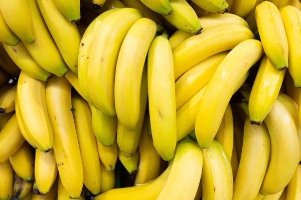 Paquete entero de plátanos amarillos maduros ricos en vitamina c, para el fondo alimentario —  Fotos de Stock
