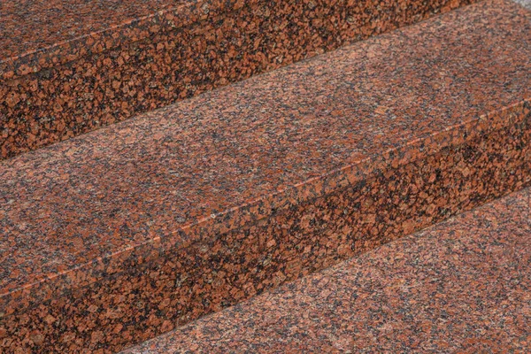 Primer plano de la escalera de granito rojo oscuro a la luz del día —  Fotos de Stock