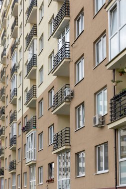Şehir merkezinde bina tasarımı, balkonlu dış proje