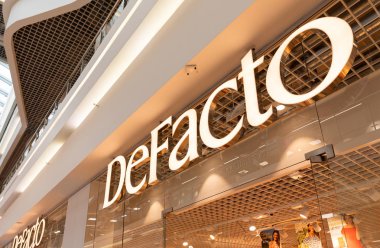 Minsk, Beyaz Rusya - 16 Temmuz 2019: Dana Mall'da Defacto marka logosu yakın çekim, çapraz görünüm. Vurgulanan marka adı