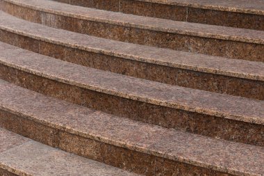 Bina alt görünümüne giden hilal kiremitli merdivenler.