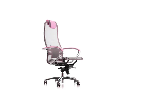 Изолированный на белый, современный регулируемый серый перфорированный с розовой подмышкой офисное кресло — стоковое фото
