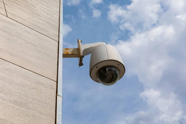 Cámara de seguridad aérea en edificio público o fachada del centro de oficinas . — Foto de Stock