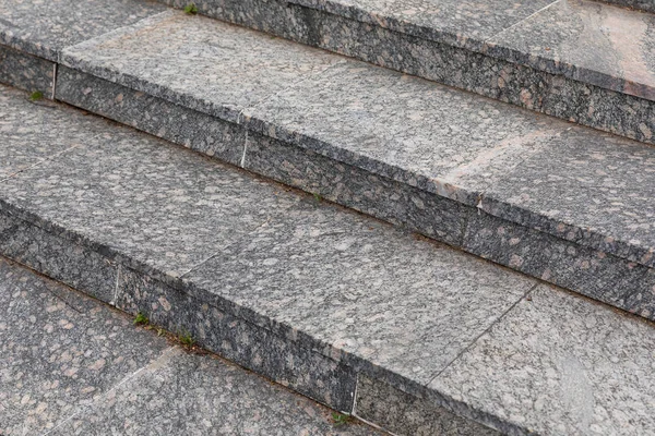 Vue diagonale des escaliers en marbre ou en granit de pierre — Photo