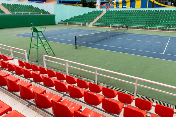 Sportovní stadion s několika řadami diváků a tenisových kurtů na sportovním stadionu nebo na výkonových místech. — Stock fotografie