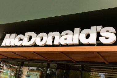 Minsk, Beyaz Rusya - 17 Temmuz 2019: Mcdonalds Corporation, 1940 yılında Richard ve Maurice Mcdonald tarafından işletilen bir restoran olarak kurulmuş bir Amerikan fast food şirketidir..