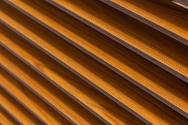 Metal oluklu yüzeyde diyagonal çizgiler, kentsel tasarım.