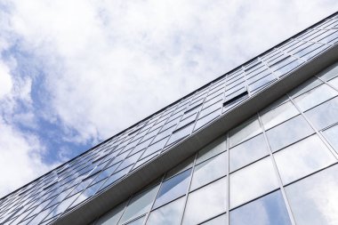 Bina cephesinde advenced mimari tarzı nın diyagonal görünümü.