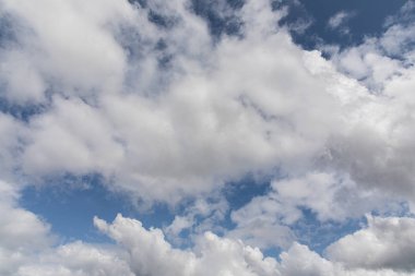 Hava tahmini görüntüleri için mavi gökyüzü arka planındaki beyaz bulutlar.