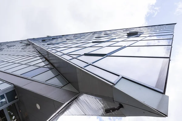 Blick von unten auf geformte Gebäudefassade mit fantasievoll gestaltetem Dach — Stockfoto