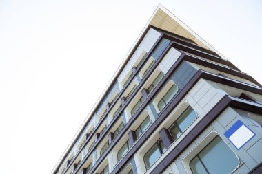 copyspace ile ev numarası pano işareti ile yüksek modern siyah ve beyaz karo kentsel bina. yeni bölge veya mahallede zemin görünümü