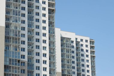 Mavi gökyüzü arka planda modern yüksek katlı apartman