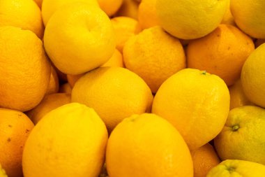 Çiftçi market veya bakkal ahşap kutularda parlak sarı limon. Arka plan için kullanılabilir. Havadan görünüm yakın çekim